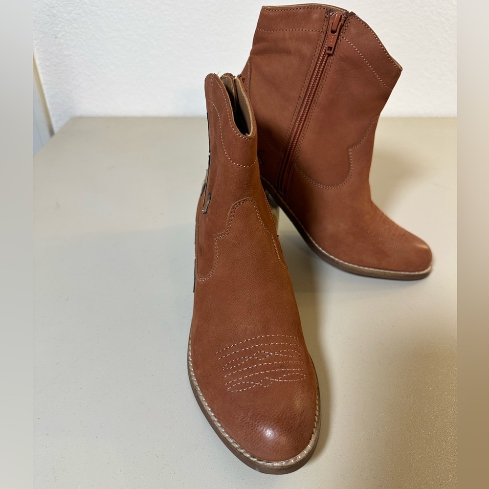 NWOT Seychelles Tan Ankle Leather Boots with Gold Star Details - Picture 2 of 9
